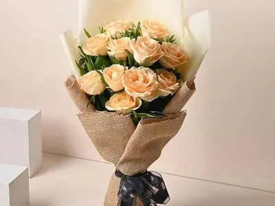 FlowerAura Premium Fresh Live Flower Bouquet of 10 Peach Roses In Jute Packing Gift For Birthday | Anniversary | Love | Home Decor | Fathers Day Gift For Dad (Same Day Delivery)