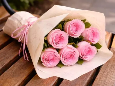 FNP Fresh Live Flower Bouquet of 6 Pink Roses In Designer Paper Gift For Birthday | Anniversary | Romantic Surprise | Women's Day